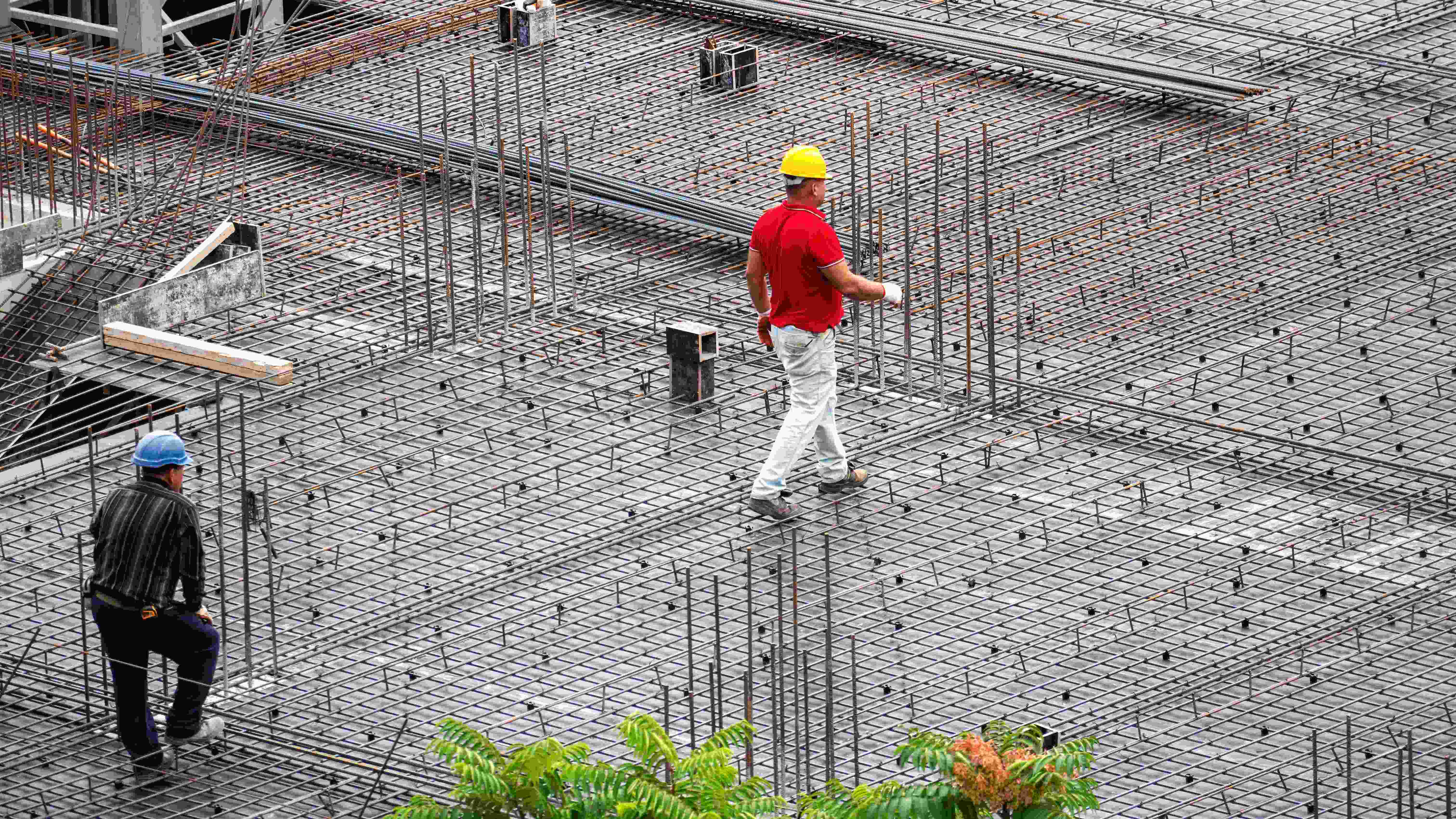 constructores en construcción con acero